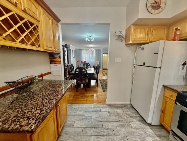 Building Photo - SPACIOUS & MODERN 3 BED/1.5 BA HOUSE w/ Central AC-HARDWOOD Flooring-WASHER/DRYER & Rear PATIO in...