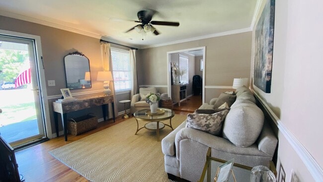 Building Photo - Three bedroom one bath!