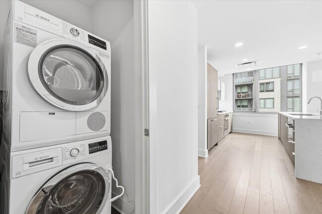 Building Photo - 9 Ave at Port Imperial