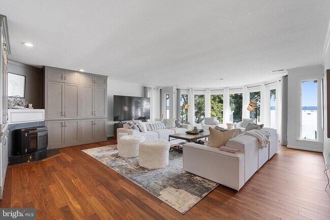 Building Photo - 5837 River Dr