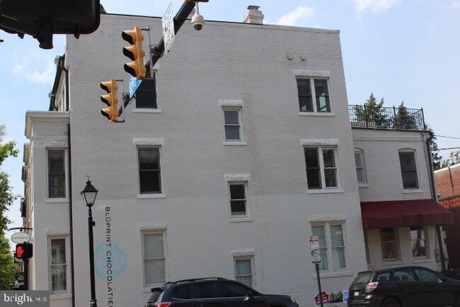 Building Photo - 1001 King St