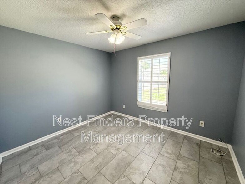 Building Photo - 1921 Willesdon Dr W