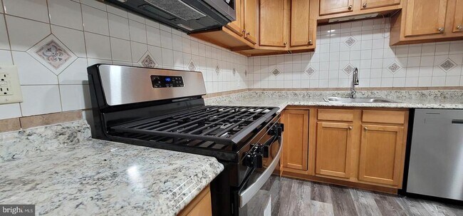 Building Photo - 2209 Greenwood Dr