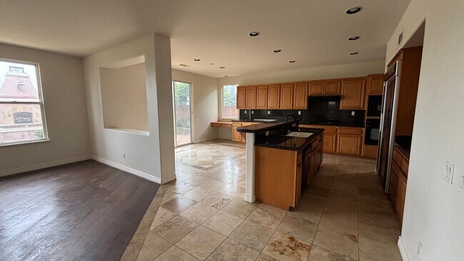 Building Photo - Large lovely home with amazing views!