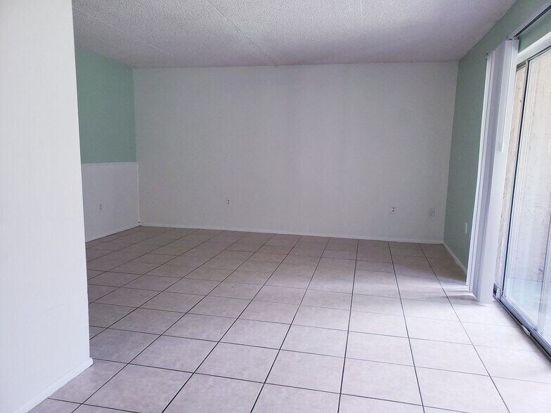 Building Photo - 1157 Calle del Norte