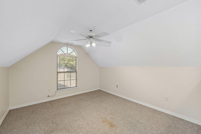 Building Photo - 305 Parkwood Pl
