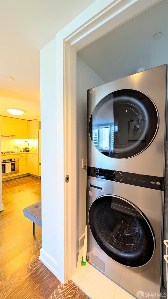 Building Photo - 301 Mission St