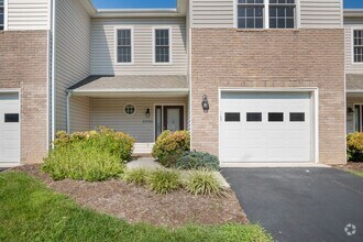 Building Photo - 3 bed/2 1/2 Bath. Pet Friendly, Pool,