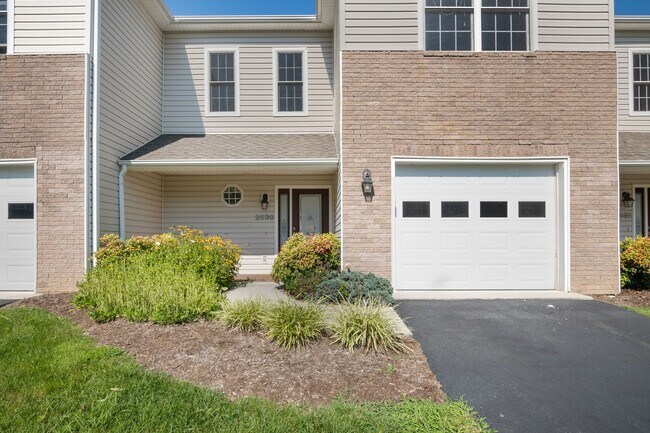 Primary Photo - 3 bed/2 1/2 Bath. Pet Friendly, Pool,