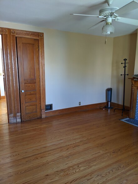Master bedroom - upstairs - 256 Bryant St