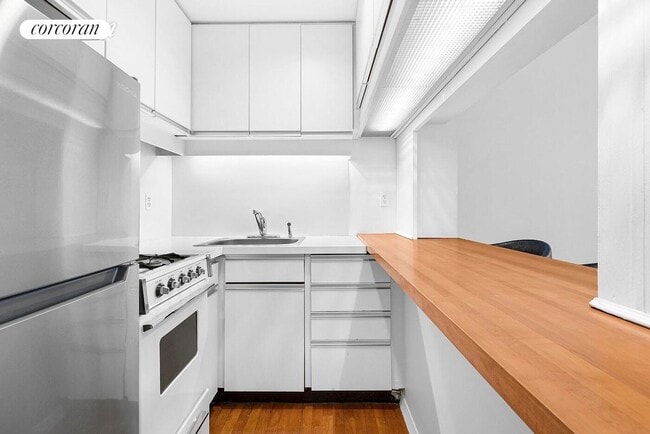 Building Photo - 250 W 88th St