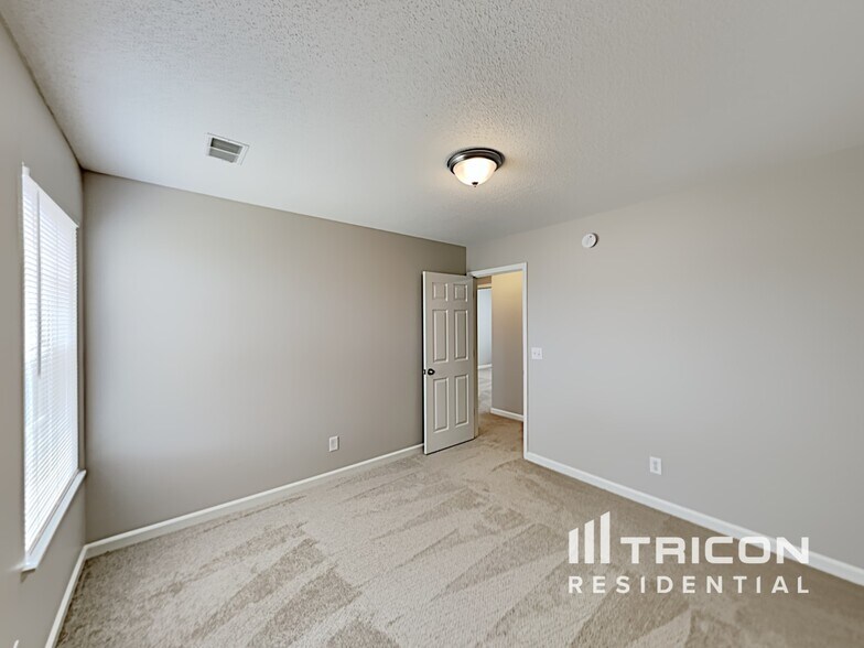 Building Photo - 415 Fox Trot Dr