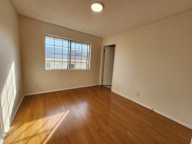 Building Photo - 1118 N Kenmore Ave