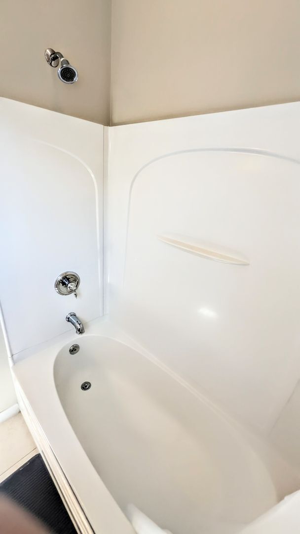 Building Photo - Seasonal/short term/annual  3/3 spacious townhouse with water view off University PKWY