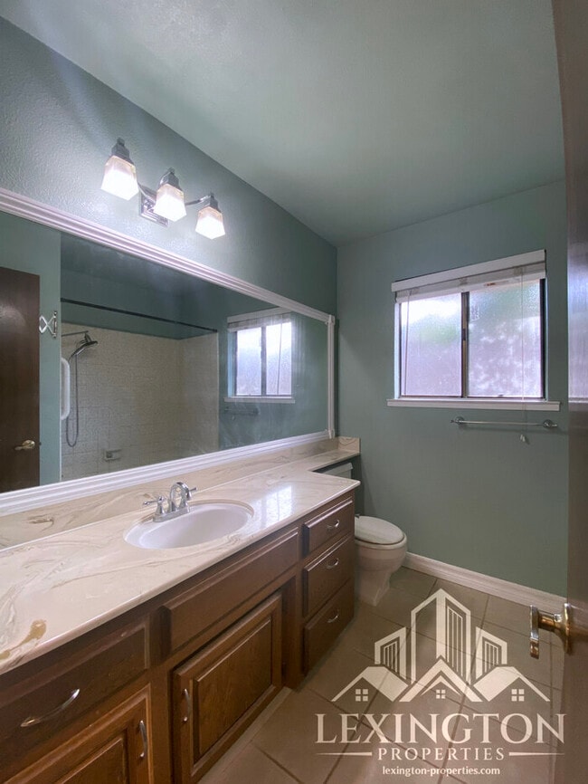 Building Photo - Beautiful, 3BD/2BA +Bonus Rooms, Bungalow ...