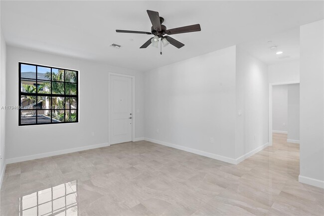 Building Photo - 5745 SW 44th Ct