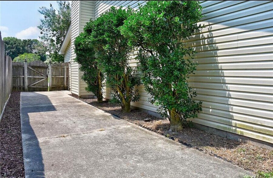 Building Photo - 1106 Eaglewood Dr