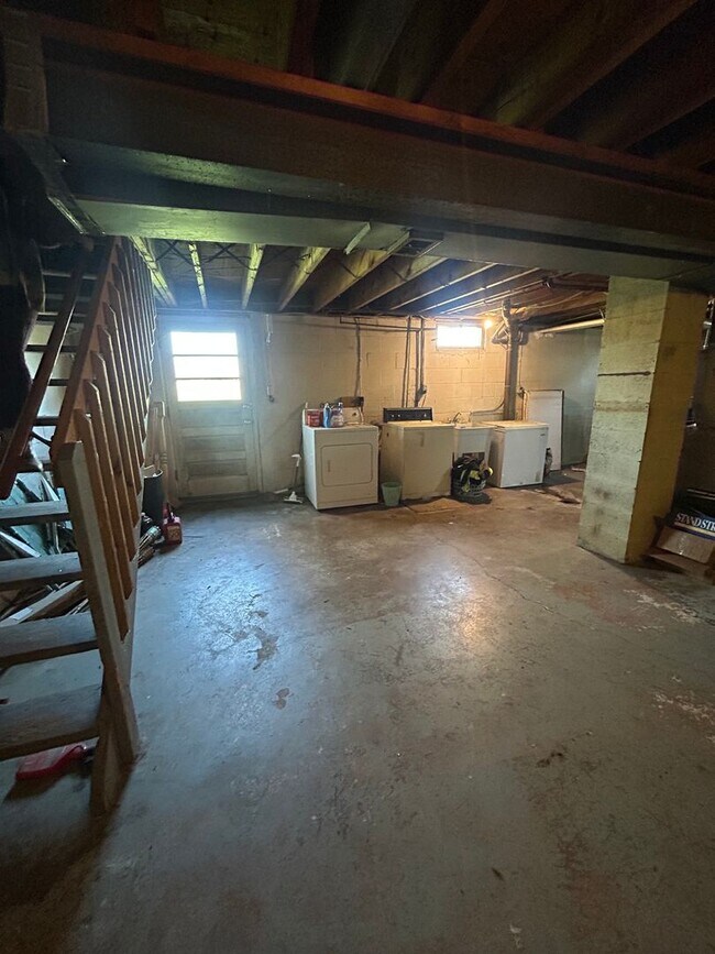 Building Photo - 2 Bedroom, 1 Bath Duplex
