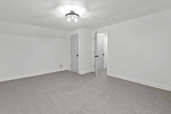 Building Photo - Beautiful fully renovated 5 bed 2 bath House with a sun room and large yard