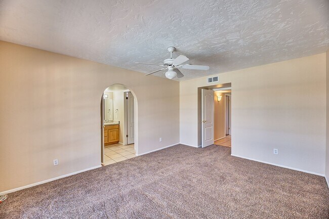 Building Photo - Garden Dr