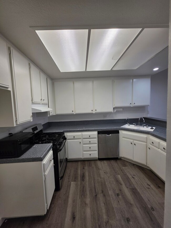 Building Photo - 414 Brighton Springs