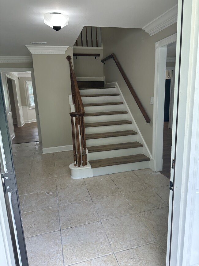 Building Photo - 110 Englewood Dr