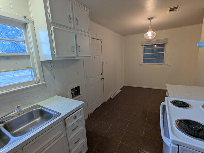 Building Photo - 2104 E 29th St