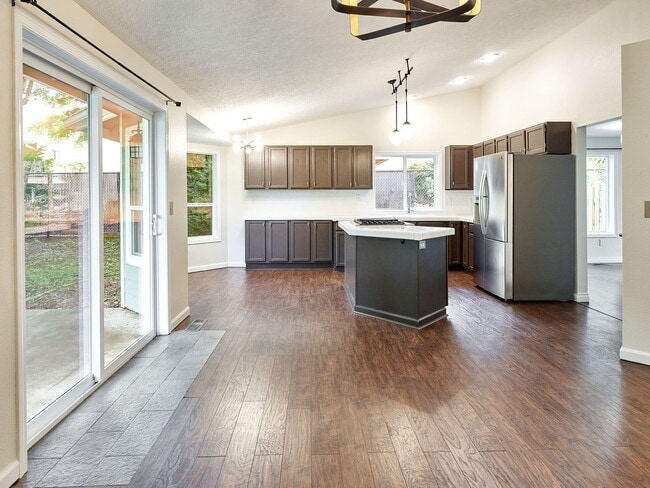 Building Photo - 3 bed, 2 bath single-level home in South Salem