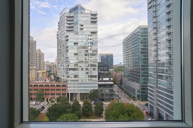 Building Photo - 600 N Kingsbury St