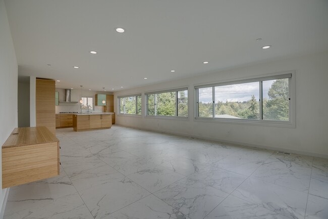 Building Photo - Stunning 5 Bedroom Juanita Bay Home For Rent!