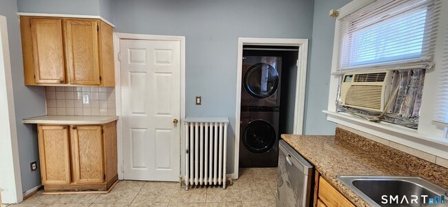 Building Photo - 52 Davis St