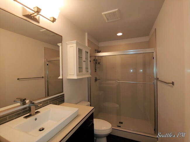 Building Photo - Contemporary Home in Bryant for Rent!