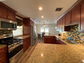 Building Photo - 2/2 single family house with big yard near downtown and beach!