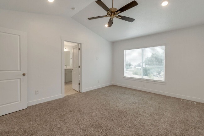 Building Photo - Beautiful Interior Townhouse - 3BD 3BA 2GA