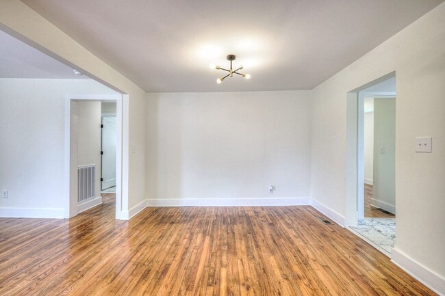 Building Photo - 203 W Cedar St