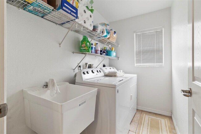 Building Photo - 1728 Kadashow Ave