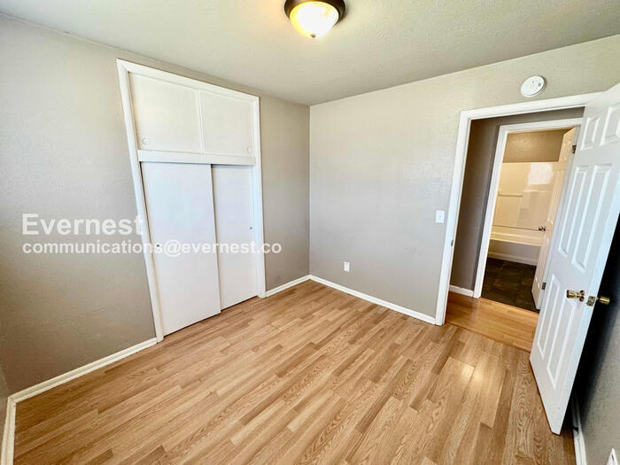 Building Photo - 1113 N Hickory Ave