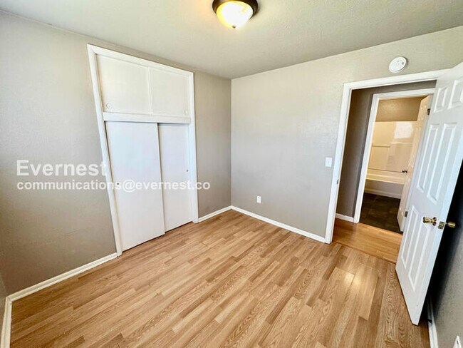 Building Photo - 3-Bed, 1.5-Bath Home with Garage / Pet-Friendly / Available now!