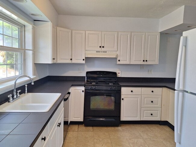 Building Photo - Cute white cottage with white picket fence & Huge deck off back door!