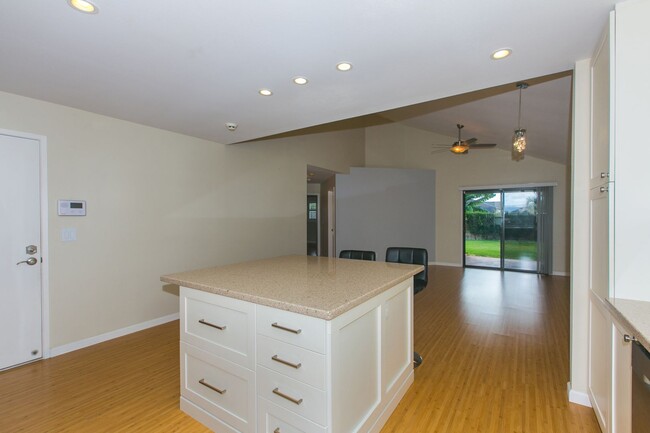 Building Photo - BACK ON MARKET**Single level spacious home...