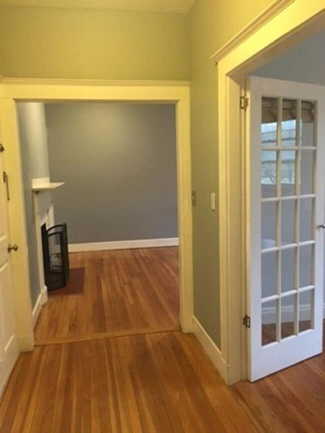 Building Photo - SEPTEMBER 1 - Brookline 3 BR 2 BA