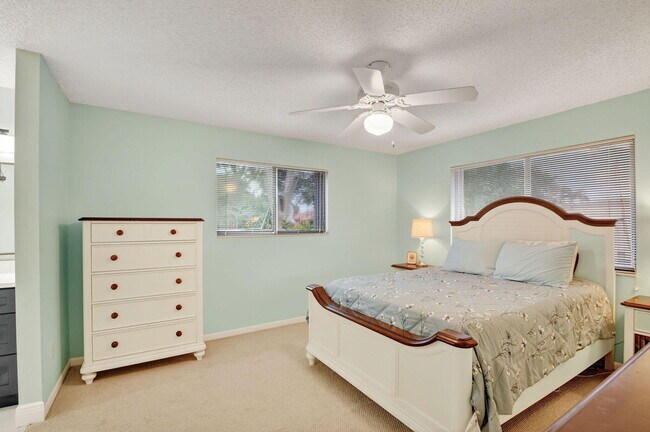 Building Photo - 15 Farnworth Dr