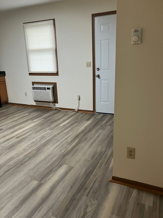 Building Photo - Troy Crossing - 2 Bedroom & 1.5 Bath Townh...