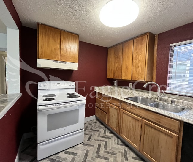 Building Photo - Comfortable 5 Bedroom Home with Modern Touches, Large Bedrooms & Front Porch
