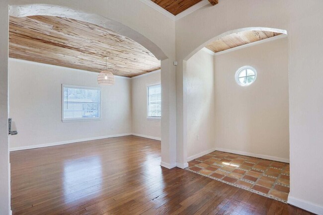 Building Photo - 359 Greenbriar Dr
