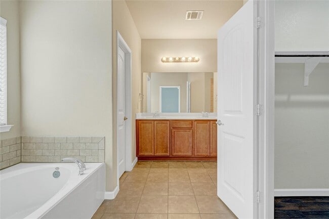 Building Photo - 9001 Tumbleweed Dr