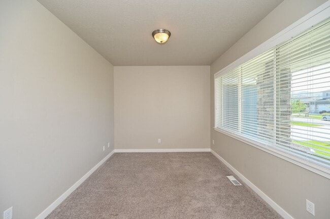 Building Photo - Beautiful Spacious Home in Bluffdale!