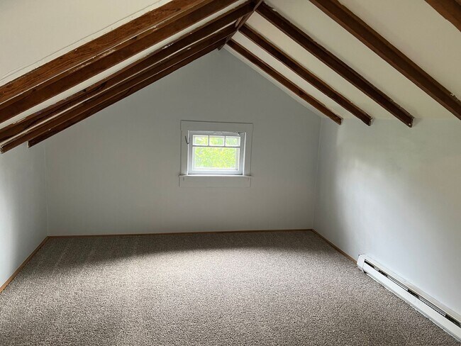 Building Photo - Beautifully updated 3 bedroom 1 bath duple...
