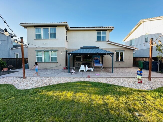 Building Photo - 486 Glenbrook Dr