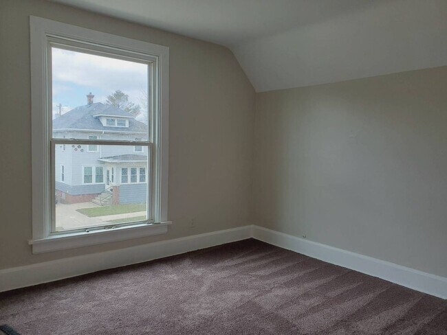 Building Photo - Ginormous 6 Bed Single Family Home | Main Level Laundry | Appliances Included | Rear Deck & Front...